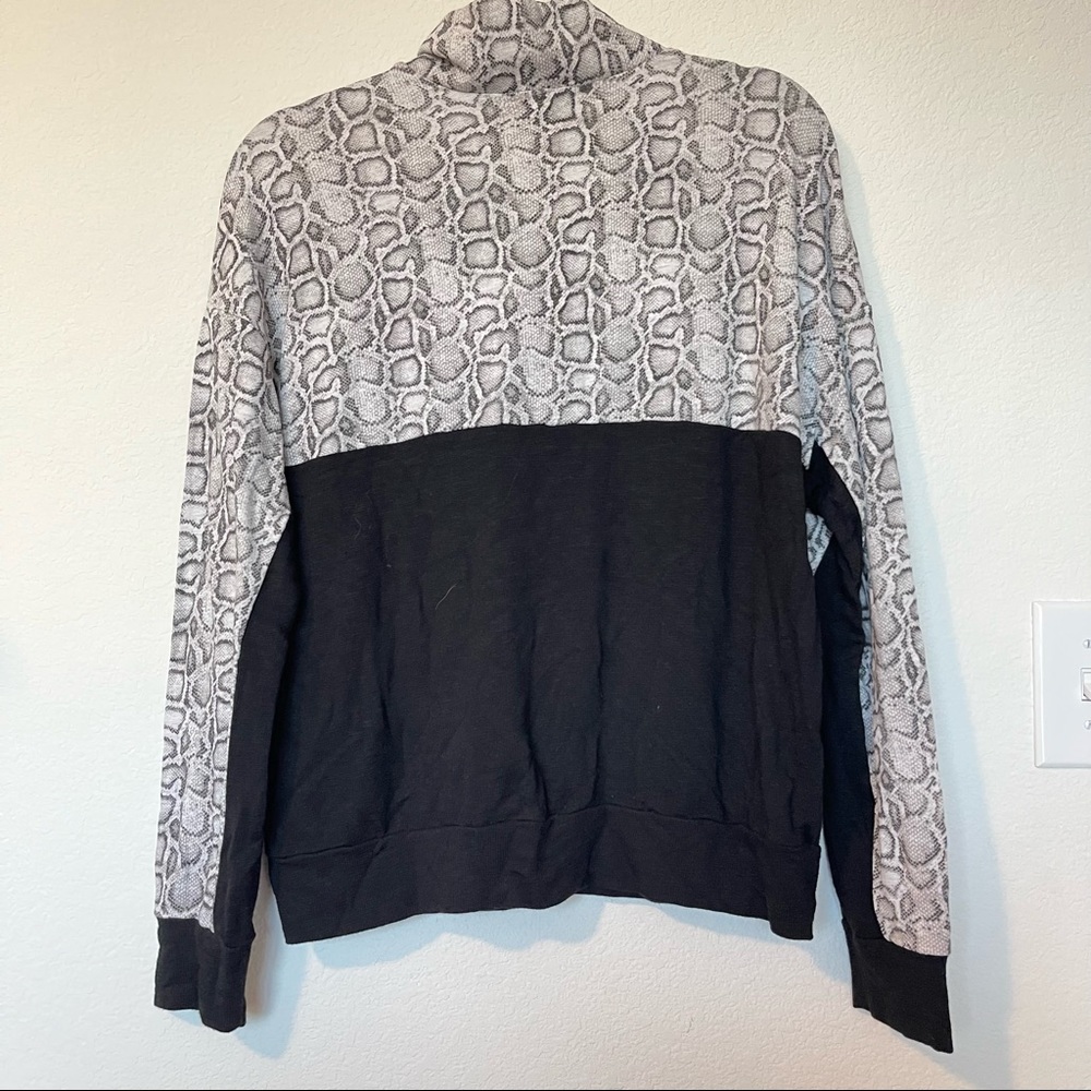 Monrow Supersoft Color Block Snake Print Pullover… - image 5